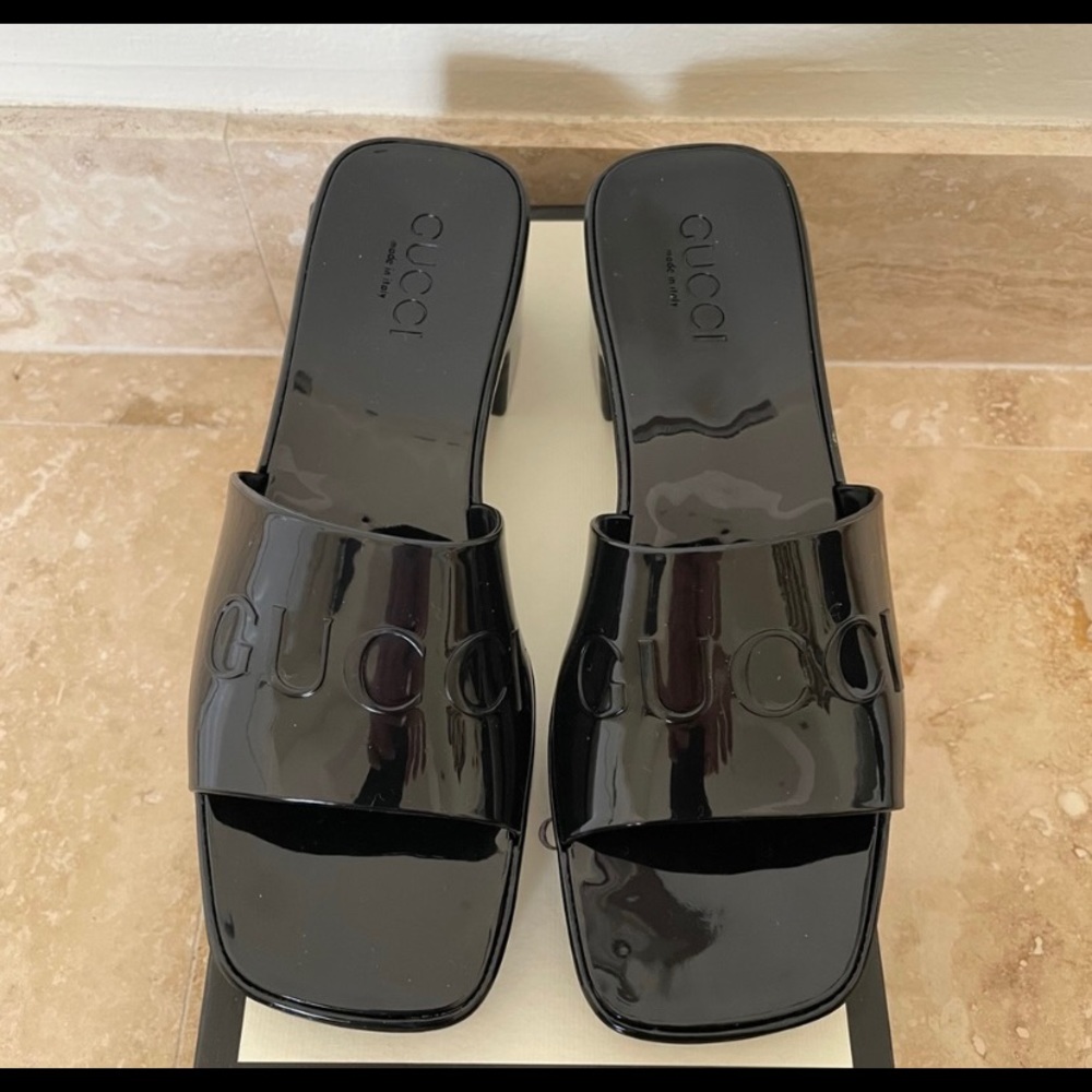 GUCCI SLIPPERS .